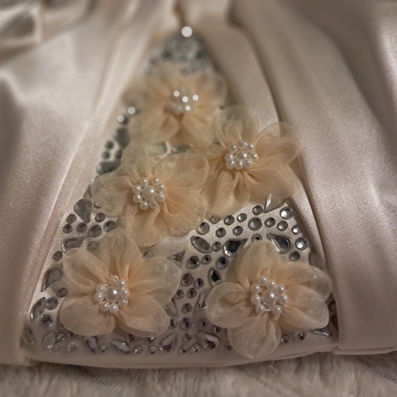 Badgley Mischka Off White Clutch and Crossbody with Floral Embellishments - Picture 4 of 8